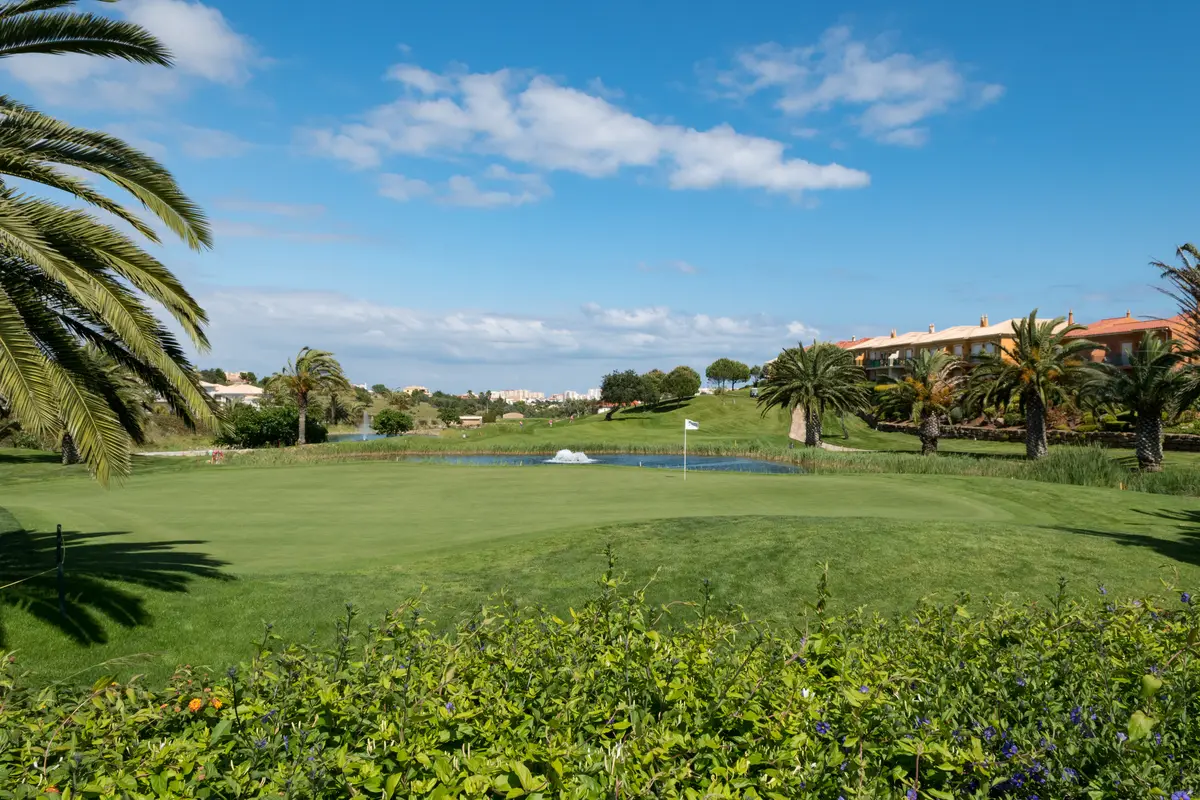 Golfbana nära Lagos i Algarve, Portugal